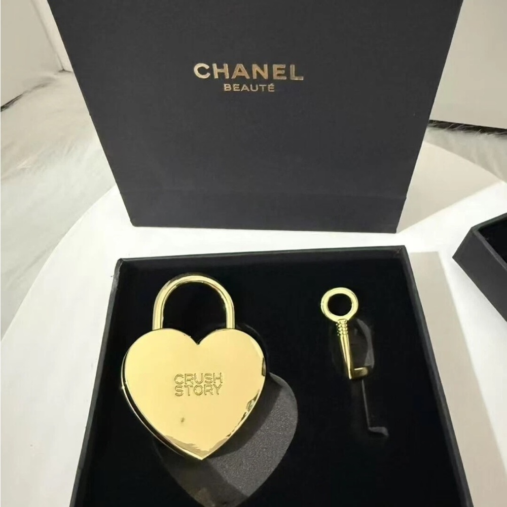 NIB! CHANEL Gold Heart Key Holder